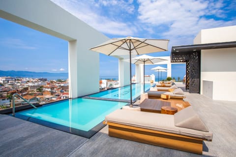 Building amenities include an infinity rooftop pool, a jacuzzi, gym and BBQ area