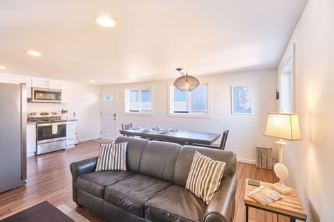 Queen-sized pull-out couch for extra sleeping space!