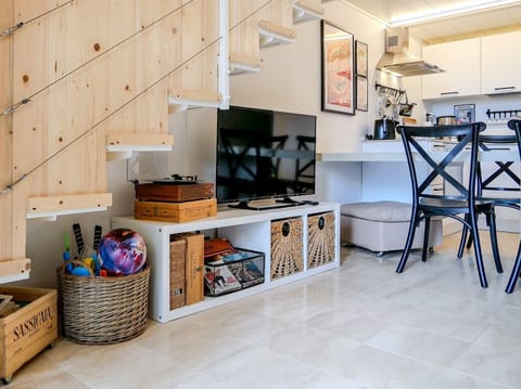 Entertainment area: SMART TV, vynils collection with player, books and beachtoys