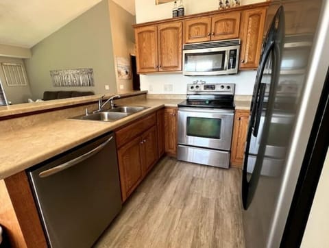 Kitchen + dishwasher 