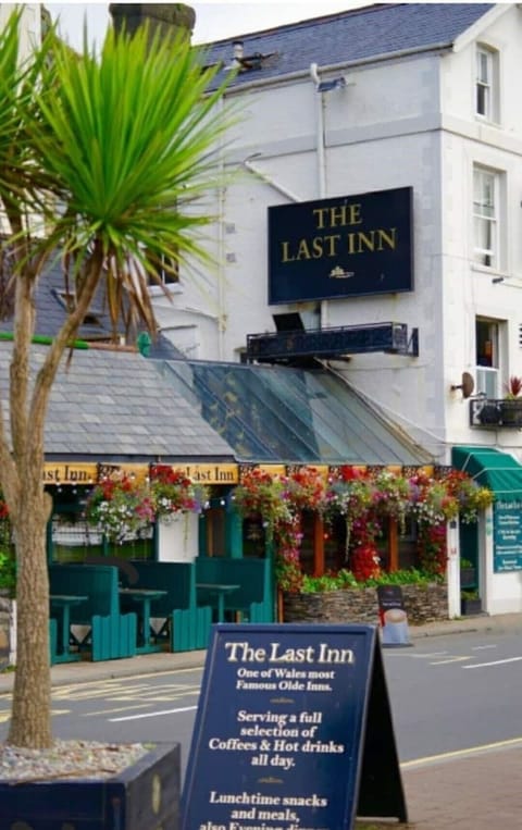 Pretty pubs and restaurants in Barmouth.  A 4 min train ride across the estuary.