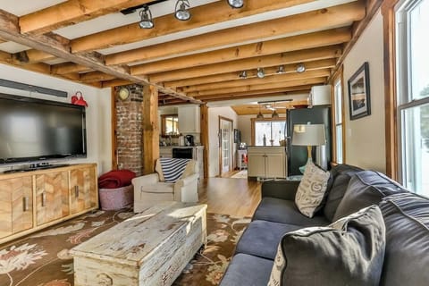 Cozy Living Area To Relax And Enjoy Your Mini Vacay!