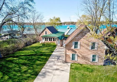 Newer Cottage on the Lake, ample space for boats. 