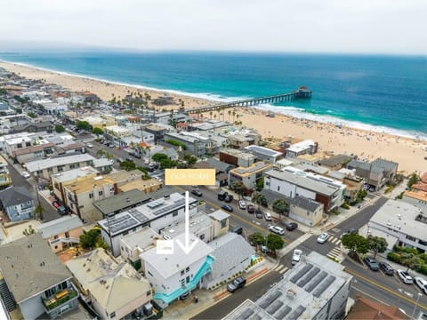 This home is perfectly situated just steps from the ocean and Manhattan Beach, offering endless opportunities for relaxation and fun in the sun.