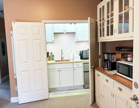 Kitchenette with refrigerator/freezer, convection tabletop oven with 2 burners