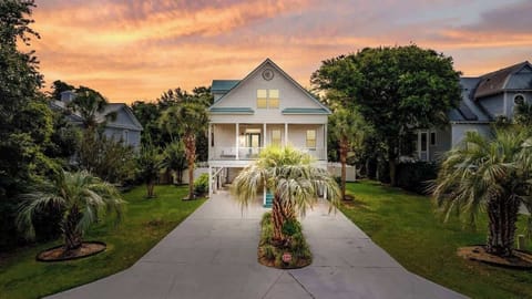 Welcome to Your Coastal Retreat: Experience luxury and comfort in our newly remodeled 4-bedroom beach-inspired home, just minutes from Murrells Inlet's pristine shores. - The Tiara - Murrells Inlet, SC