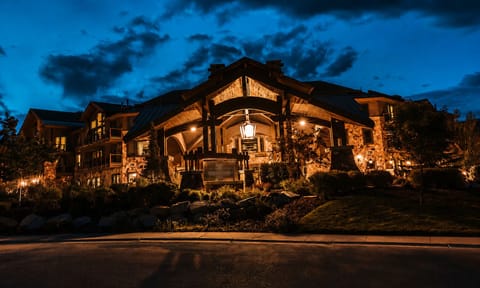 Discover elevated mountain living at a luxury resort in Canyons Village, perfectly positioned for ski-in/ski-out access and an exceptional collection of year-round amenities.