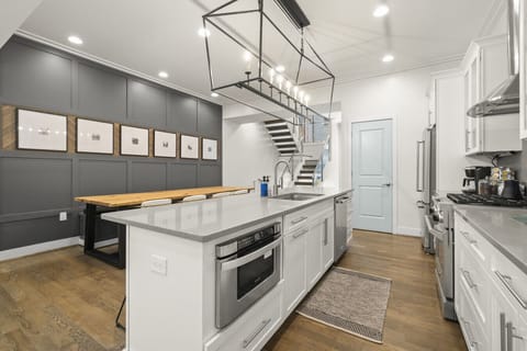 StayRepublic | Fully Stocked Kitchen w/ Bar Seating