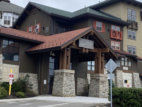 Rimfire Lodge Main Entrance- Snowshoe Dr