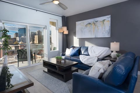 Amazing downtown views with luxury leather couch. 65` TV. Main couch is a full pullout bed!