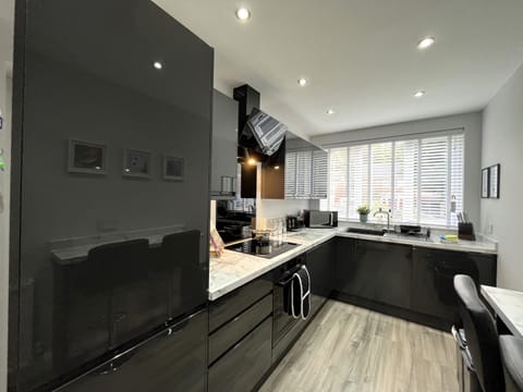 Kitchen - Fully equipped stylish and modern kitchen