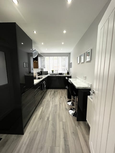 Kitchen - With handy breakfast bar