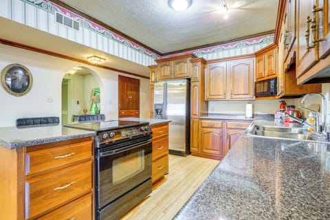 Fully Equipped Kitchen | Cooking Basics | Coffee Maker | Blender | Toaster
