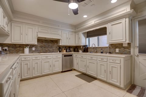 Kitchen | 1st Floor | Pod Coffee Maker | Blender | Toaster