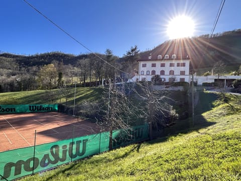 Use our private tennis court.n the evening you can illuminate the tennis court.