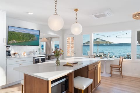 ✨ Spacious kitchen and 7-foot island with amazing views — ideal for gathering after a day outdoors. ☕🍳 