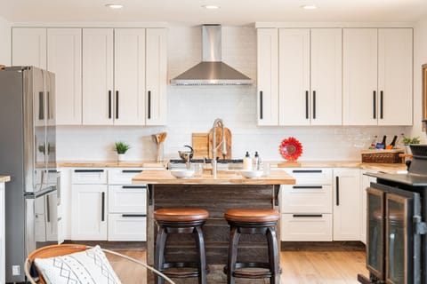 Fully equipped gourmet kitchen