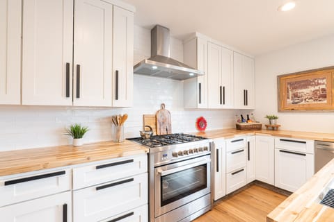 5-Burner stove top and Cosmo oven