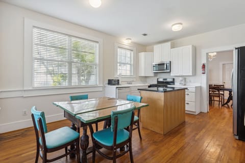 Kitchen & Dining Area