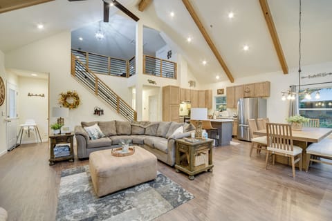 Living Room | Free WiFi | Smart TV w/ Cable