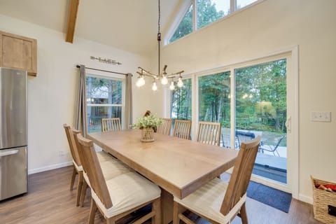 Dining Area | Dishes & Flatware Provided