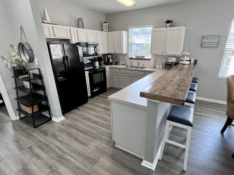 Large kitchen with plenty of counter space and breakfast bar w/ 4 stools. 