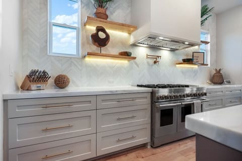 The JennAir double oven range with 6 burners and a side griddle makes it easy to cook for the entire group