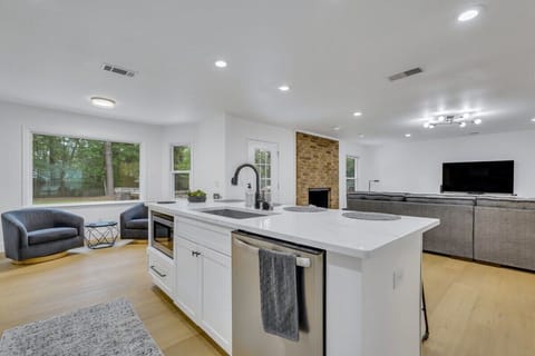 Kitchen Island & Sitting Area