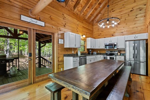 | Water's Edge by Boutiq Luxury Vacation Rentals | Blue Ridge, Georgia |