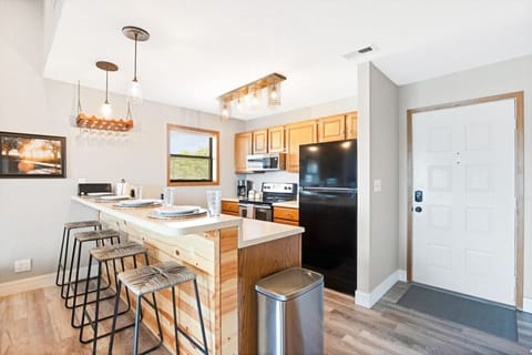 There`s plenty of dining space, choose between the kitchen bar or the table!