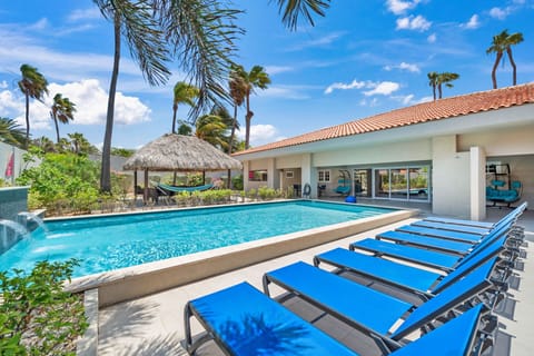 Experience the ultimate in outdoor leisure: our swimming pool and sun lounges offer the perfect combination of comfort and relaxation.