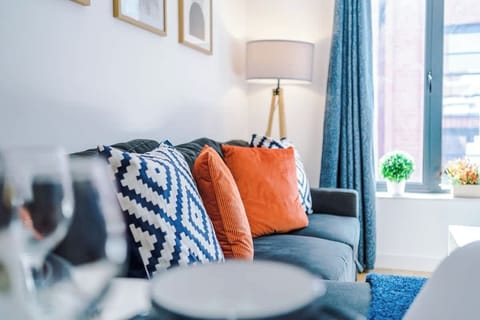 The open-plan living room, dining area and kitchen benefit from a 40-inch Smart TV, a 4-seater dining table and a double sofa-bed.