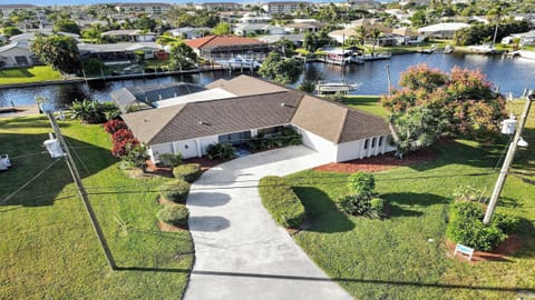 Prime location on a sailboat canal: Villa Belle Paradise