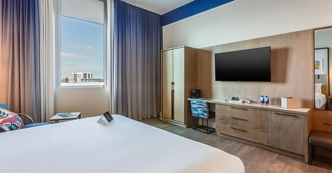 Unit with 1 King size bed. Exact unit will be assigned upon arrival. Views, colors and decor may vary.