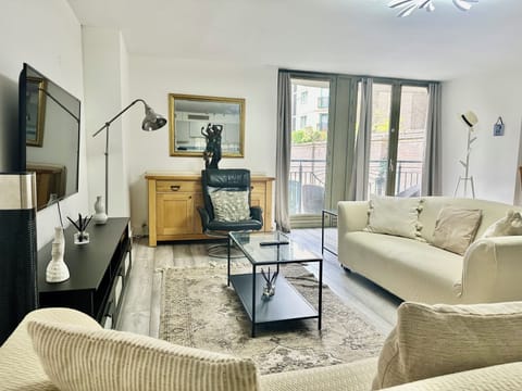 Spacious Living Room 