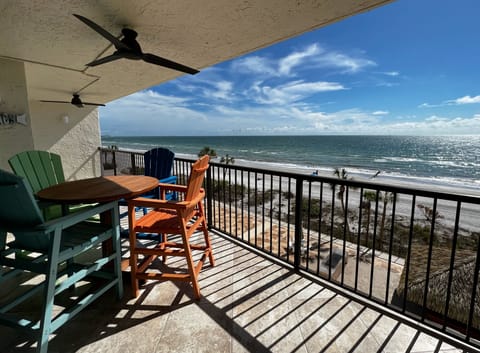 Spacious balcony overlooking the beach. Plus a high top table wi - Spacious balcony overlooking the beach. Plus a high top table with four comfortable chairs for happy hour or morning coffee with a view!