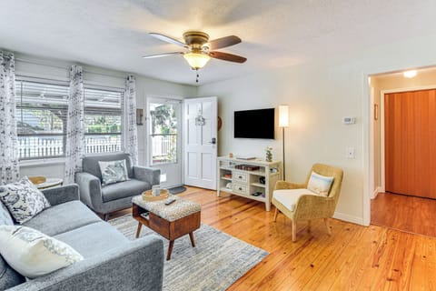 Living Area | Smart TV w/ Cable | Board Games
