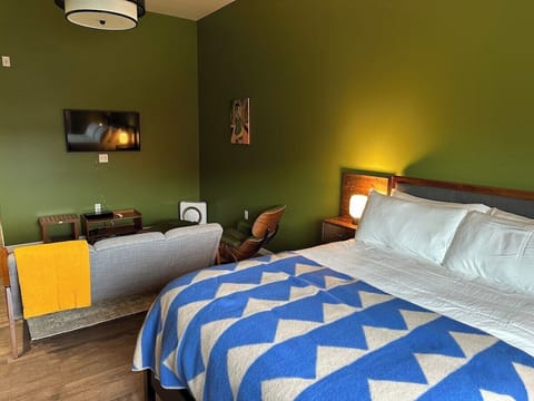 Stretch out, settle in—this roomy studio has everything you need to feel right at home.