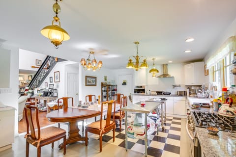 Dining Area | Dishware & Flatware Provided
