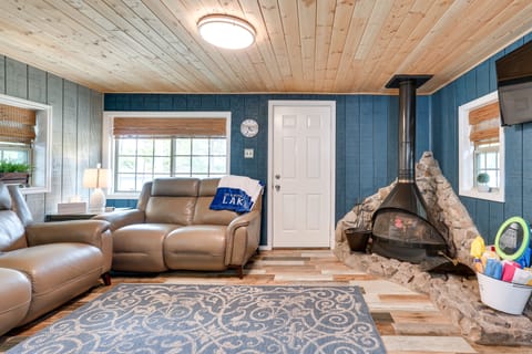 Kingston Vacation Rental | 3BR | 1.5BA | 900 Sq Ft | Step Required