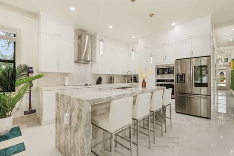 4 Bar Stools to conversate at the kitchen