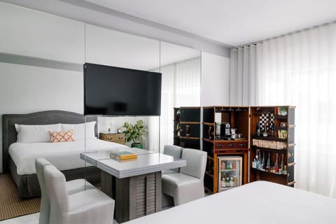 Unit with 1 King size bed. Exact unit will be assigned upon arrival. Views, colors and decor may vary.