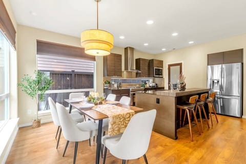 High end finish kitchen with seating area for 6 peopl