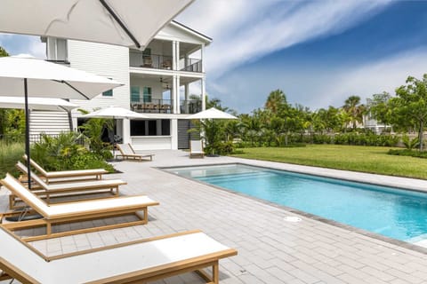 Home Overview - Private heated pool & lounge chairs