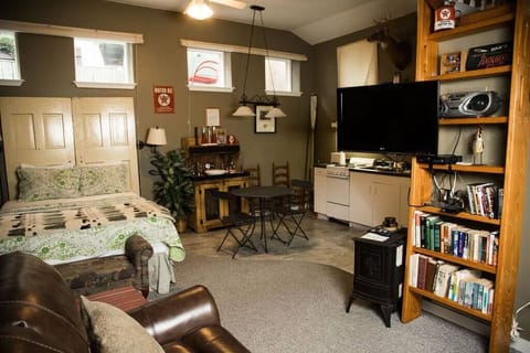 The Texaco Bungalette is a beautifully laid out studio unit with everything you need!