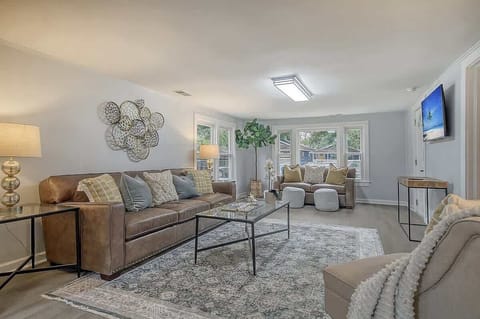 Recently updated living area with all new furniture. 