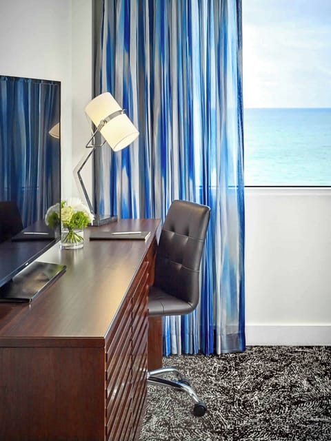 Focus easily at the desk with calming sea light.