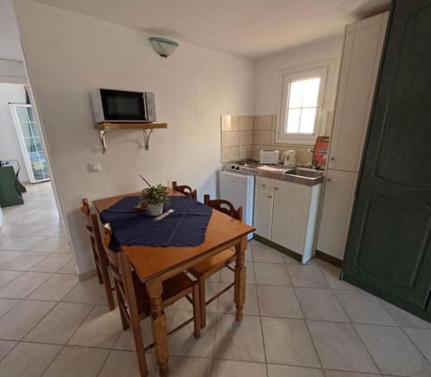 Dining table and fully equipped kitchenette