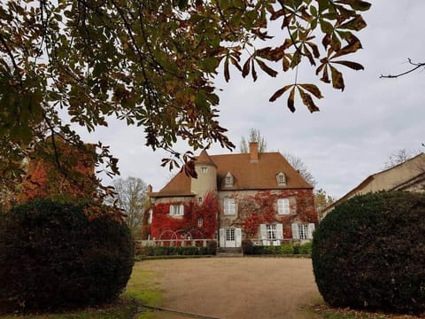 Façade du château a l'automne
