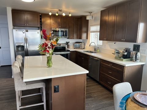 Full Kitchen and dining area
